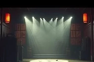 99视频在线本周主推《长夜渡口》横版海报：雨夜码头木栈道与暖黄灯影