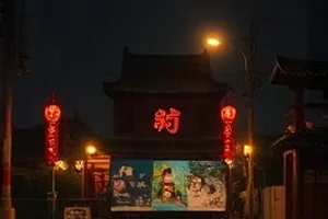 《长夜渡口》封面：雨夜码头集装箱与远处橙色信号灯